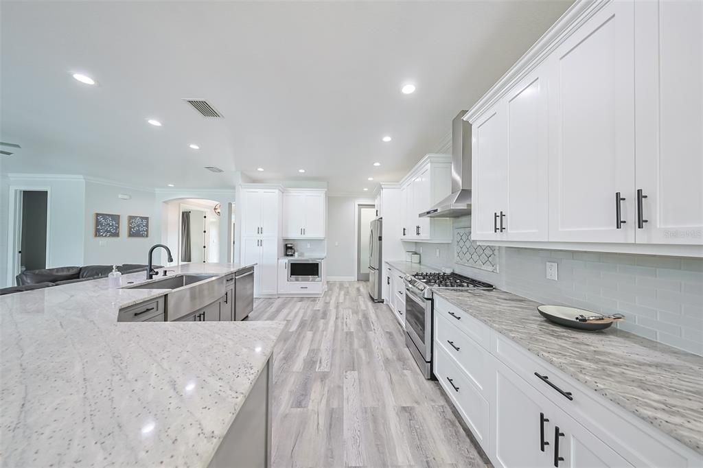 Под контрактом: $1,385,000 (3 спален, 2 ванн, 2998 Квадратных фут)