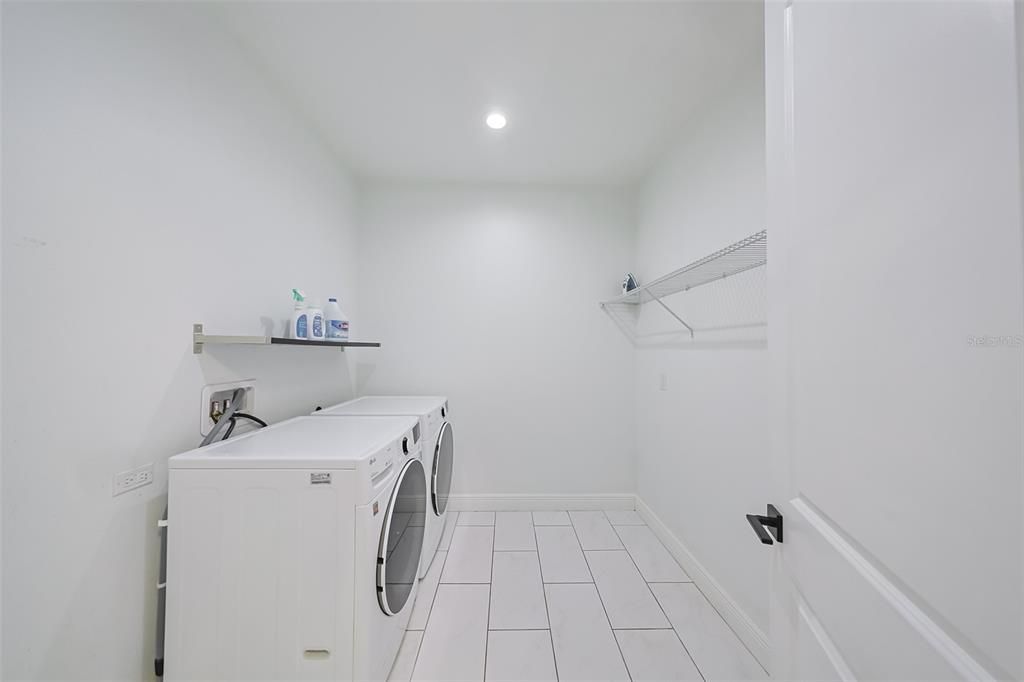 Под контрактом: $1,385,000 (3 спален, 2 ванн, 2998 Квадратных фут)