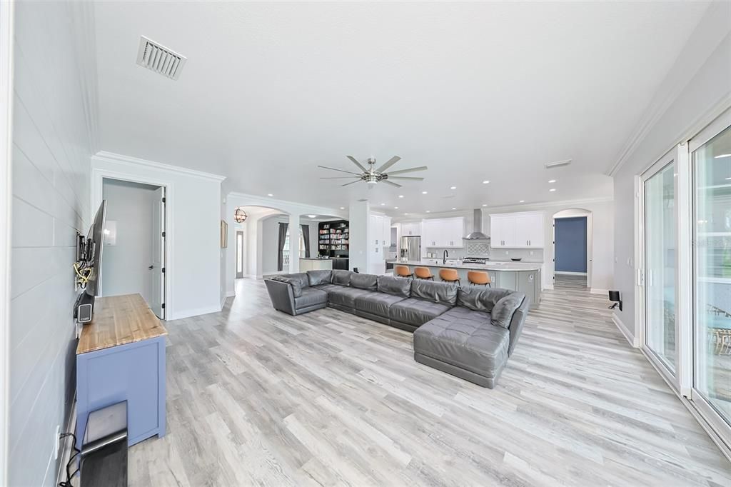 Под контрактом: $1,385,000 (3 спален, 2 ванн, 2998 Квадратных фут)