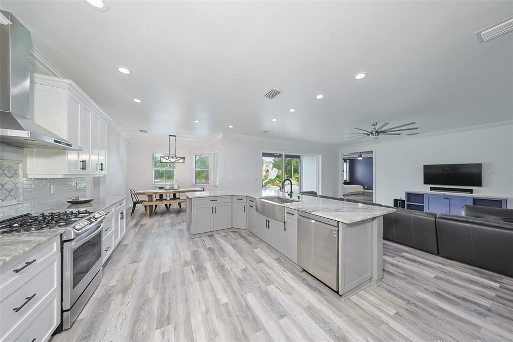 Под контрактом: $1,385,000 (3 спален, 2 ванн, 2998 Квадратных фут)