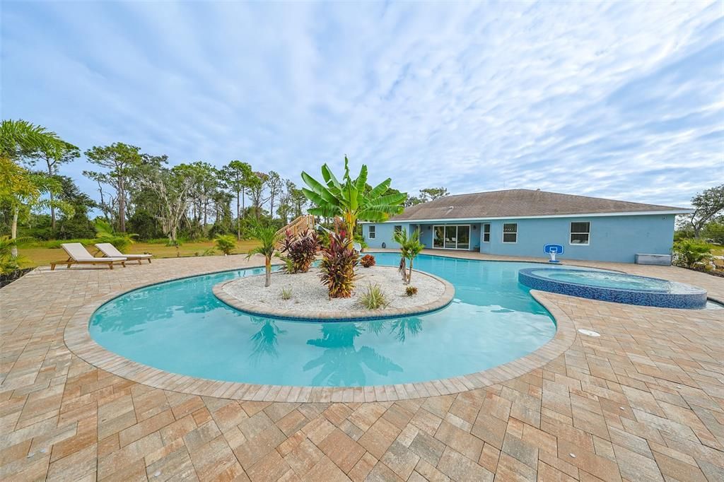 Под контрактом: $1,385,000 (3 спален, 2 ванн, 2998 Квадратных фут)