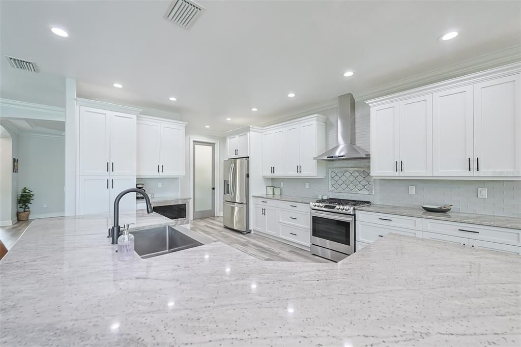 Под контрактом: $1,385,000 (3 спален, 2 ванн, 2998 Квадратных фут)