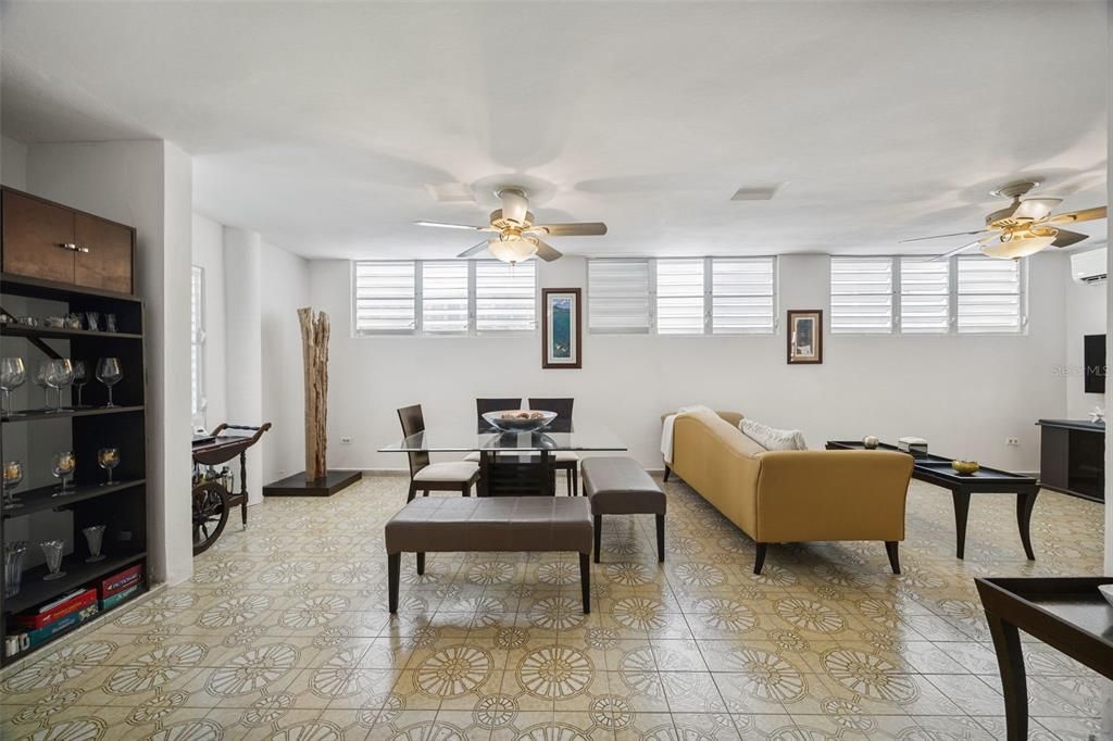 待售: $775,000 (5 贝兹, 3 浴室, 2361 平方英尺)