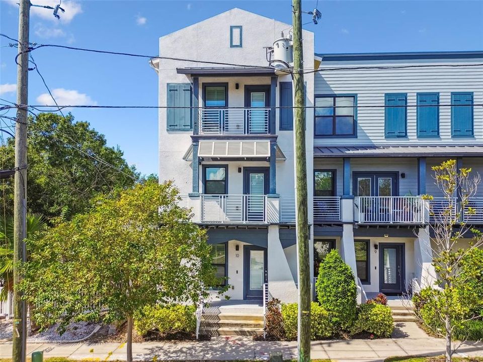 Recently Rented: $3,900 (3 beds, 3 baths, 2038 Square Feet)