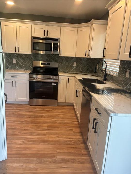 For Sale: $384,900 (3 beds, 2 baths, 1287 Square Feet)