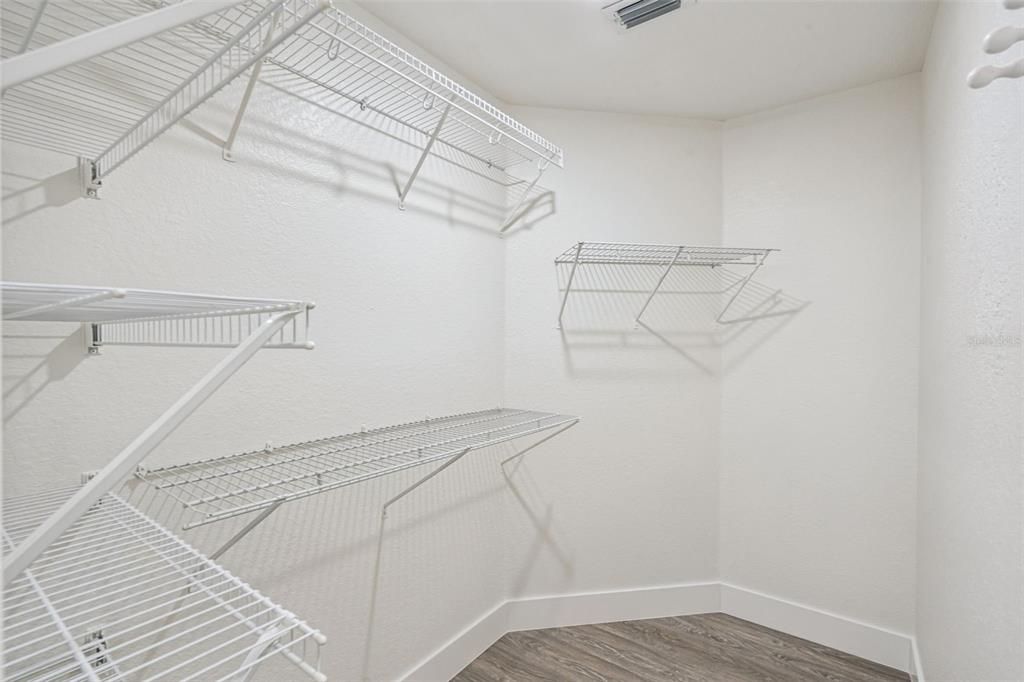 合同活跃: $395,000 (4 贝兹, 2 浴室, 2107 平方英尺)