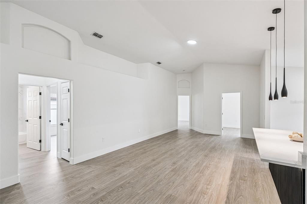 合同活跃: $395,000 (4 贝兹, 2 浴室, 2107 平方英尺)