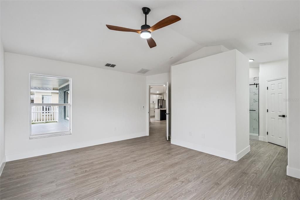 合同活跃: $395,000 (4 贝兹, 2 浴室, 2107 平方英尺)