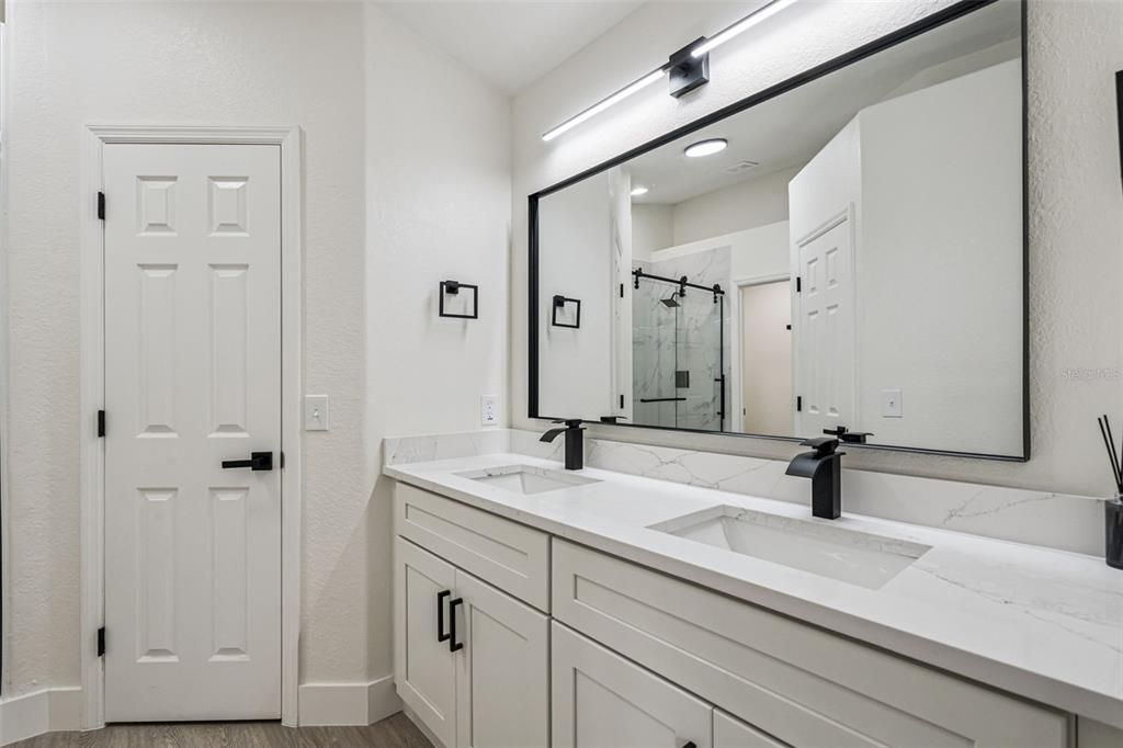 合同活跃: $395,000 (4 贝兹, 2 浴室, 2107 平方英尺)