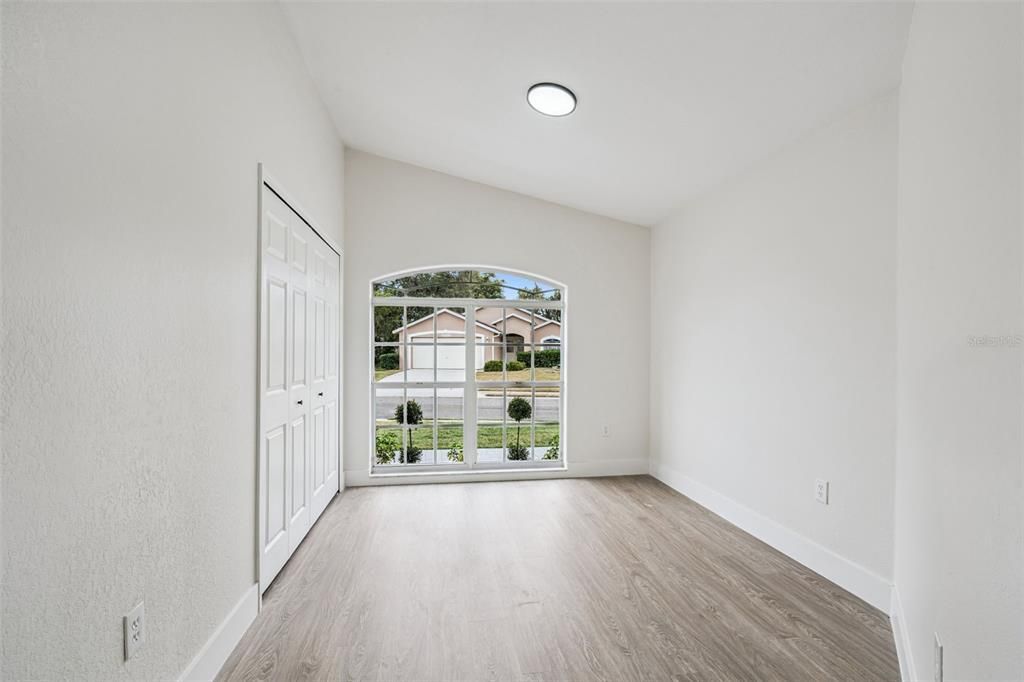 合同活跃: $395,000 (4 贝兹, 2 浴室, 2107 平方英尺)