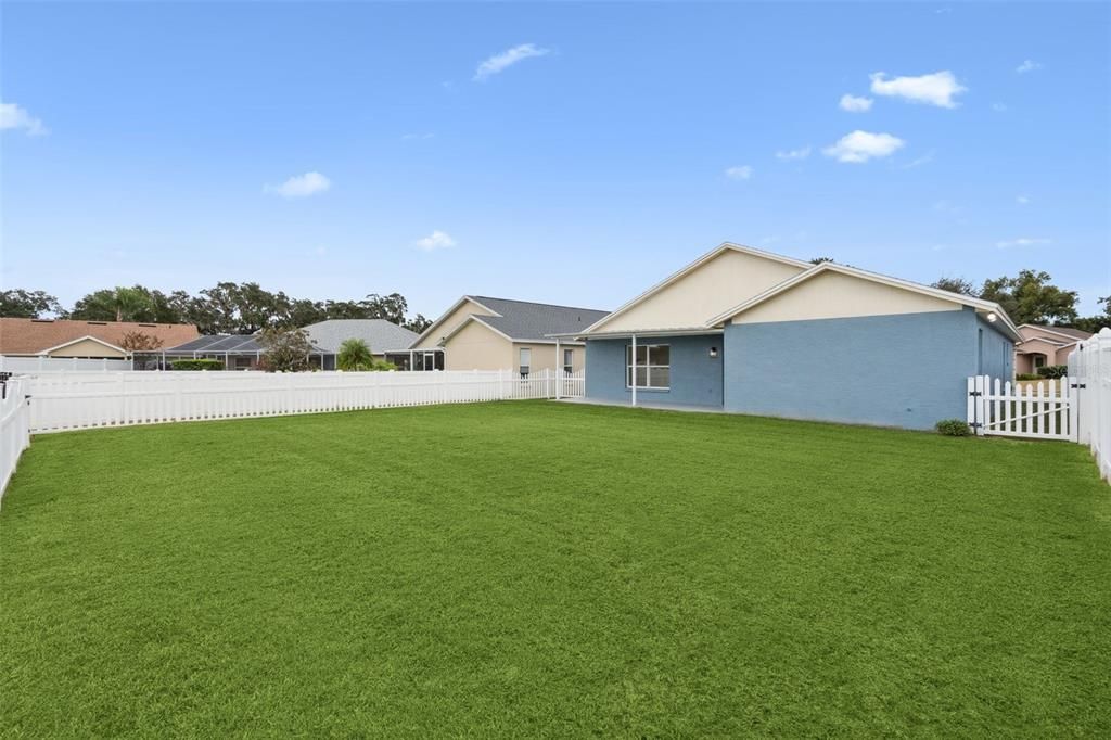 合同活跃: $395,000 (4 贝兹, 2 浴室, 2107 平方英尺)