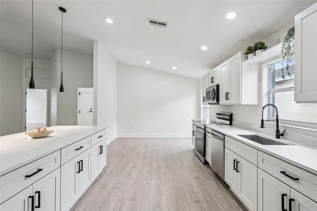 合同活跃: $395,000 (4 贝兹, 2 浴室, 2107 平方英尺)