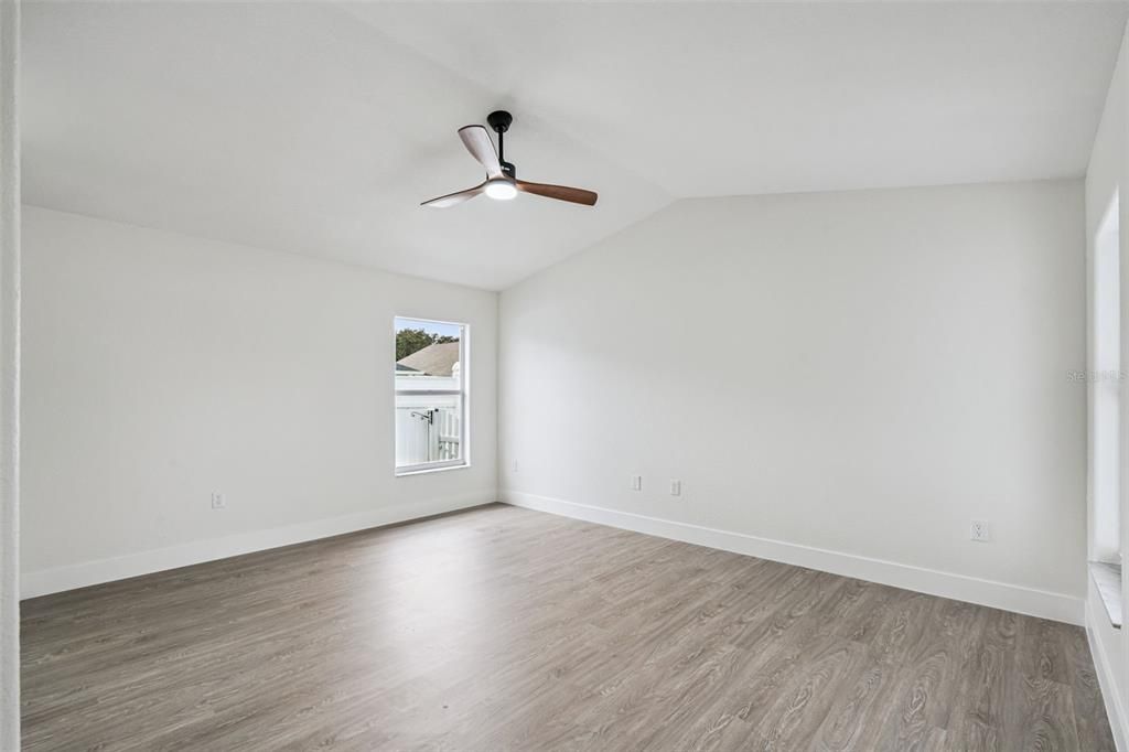 合同活跃: $395,000 (4 贝兹, 2 浴室, 2107 平方英尺)