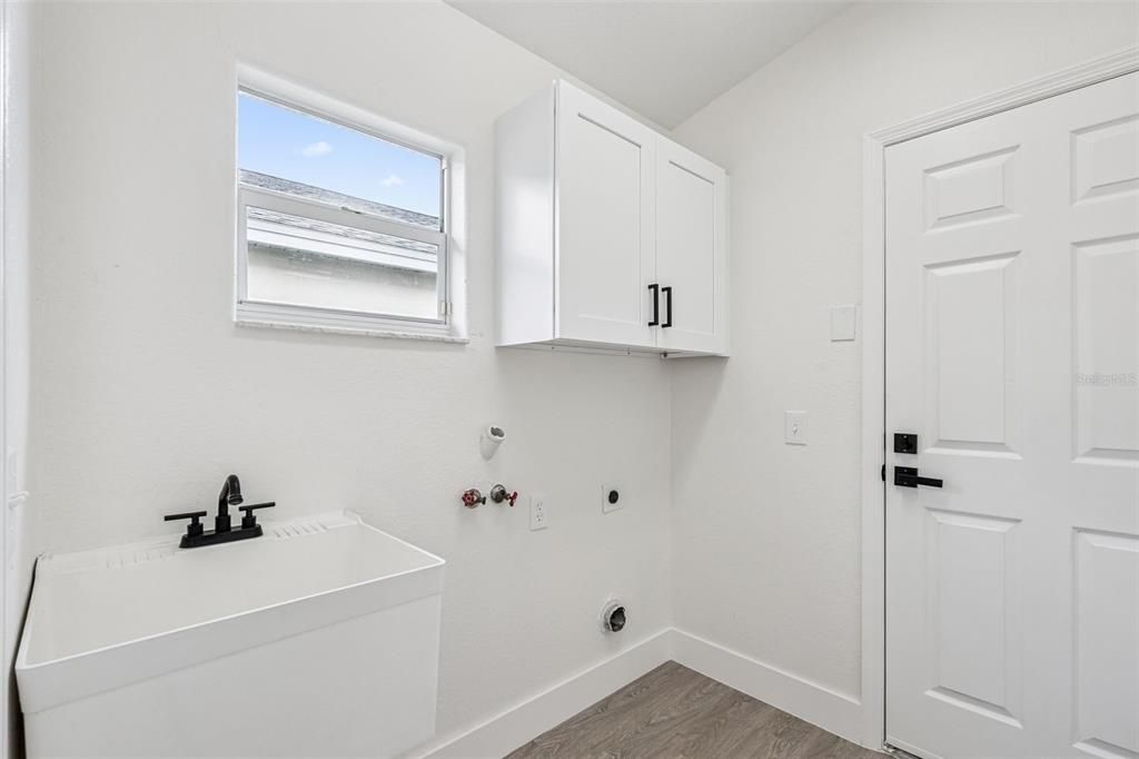 合同活跃: $395,000 (4 贝兹, 2 浴室, 2107 平方英尺)