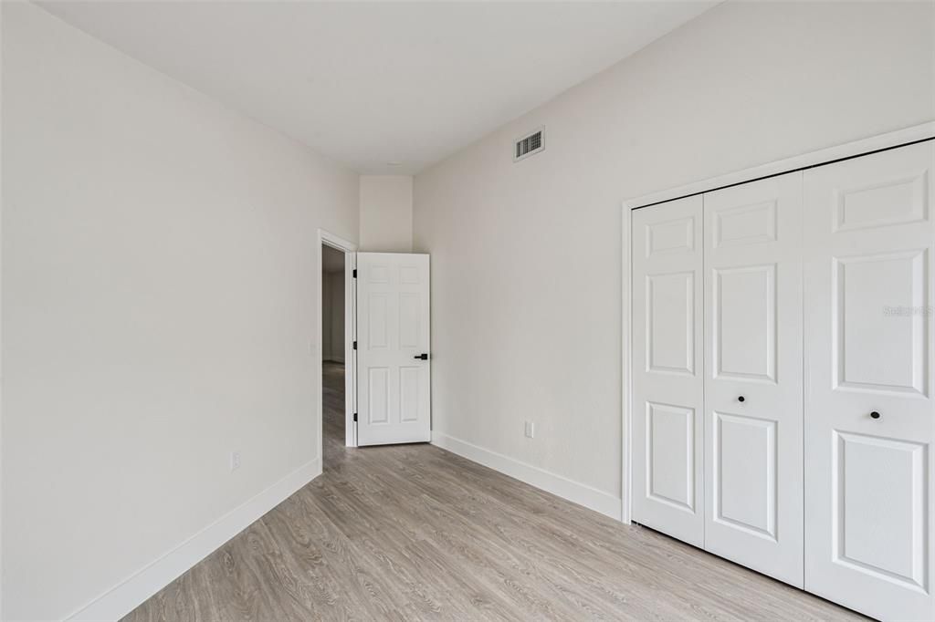 合同活跃: $395,000 (4 贝兹, 2 浴室, 2107 平方英尺)