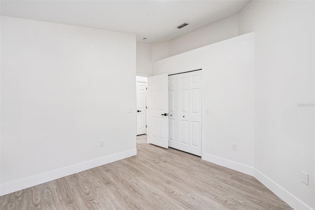 合同活跃: $395,000 (4 贝兹, 2 浴室, 2107 平方英尺)