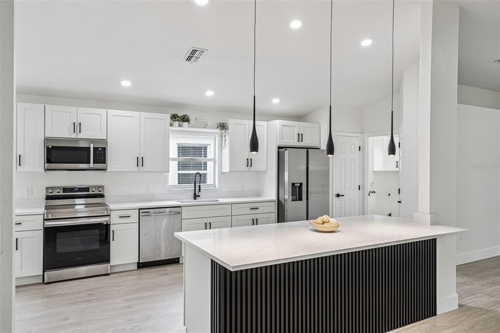 合同活跃: $395,000 (4 贝兹, 2 浴室, 2107 平方英尺)