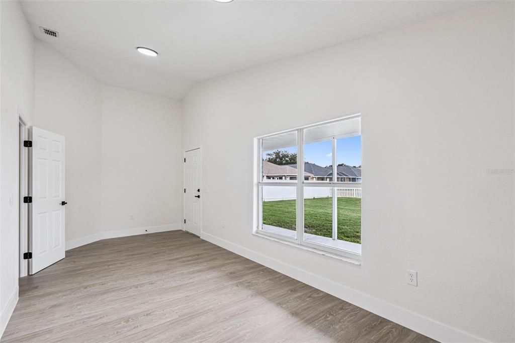 合同活跃: $395,000 (4 贝兹, 2 浴室, 2107 平方英尺)