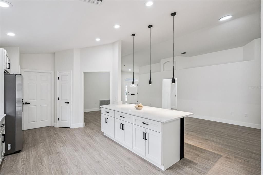 合同活跃: $395,000 (4 贝兹, 2 浴室, 2107 平方英尺)