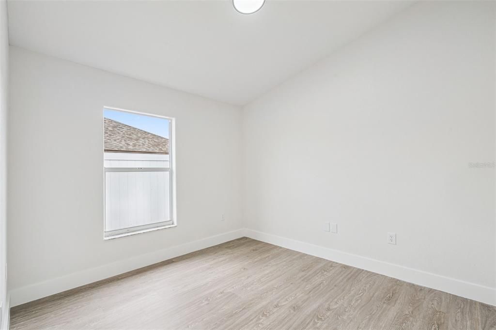 合同活跃: $395,000 (4 贝兹, 2 浴室, 2107 平方英尺)