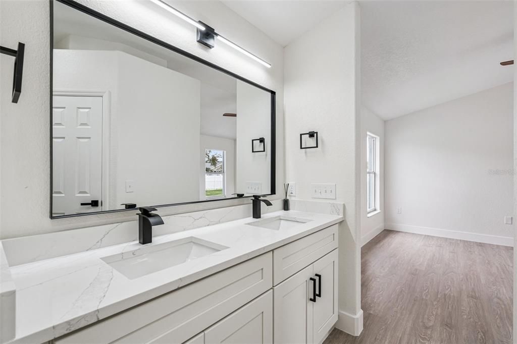 合同活跃: $395,000 (4 贝兹, 2 浴室, 2107 平方英尺)