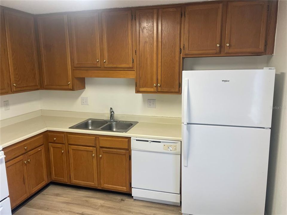 Active With Contract: $1,500 (2 beds, 2 baths, 1365 Square Feet)