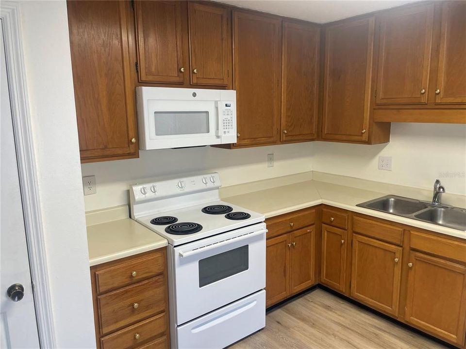Active With Contract: $1,500 (2 beds, 2 baths, 1365 Square Feet)