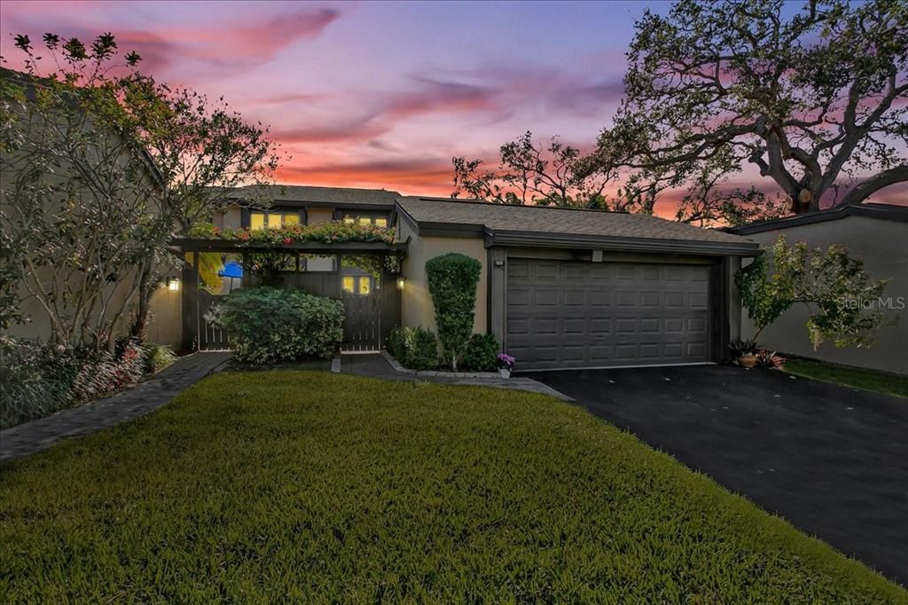 For Sale: $635,900 (3 beds, 3 baths, 2550 Square Feet)