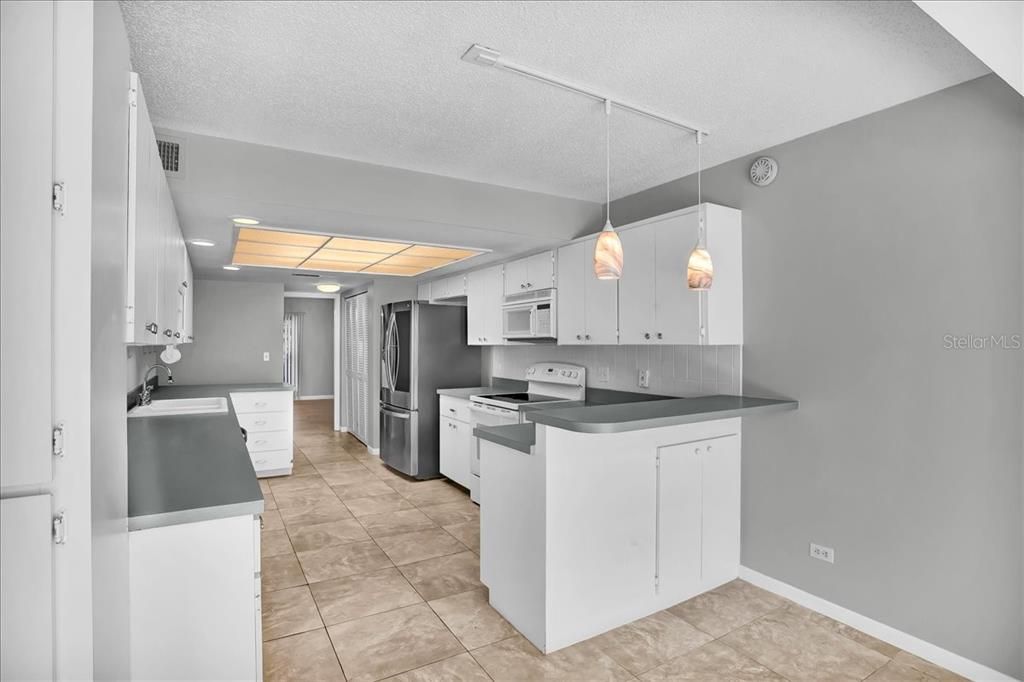 For Sale: $635,900 (3 beds, 3 baths, 2550 Square Feet)