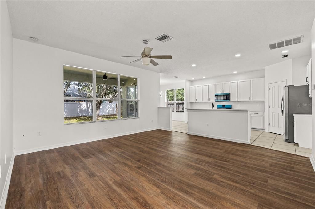 En Venta: $479,900 (4 camas, 3 baños, 2439 Pies cuadrados)