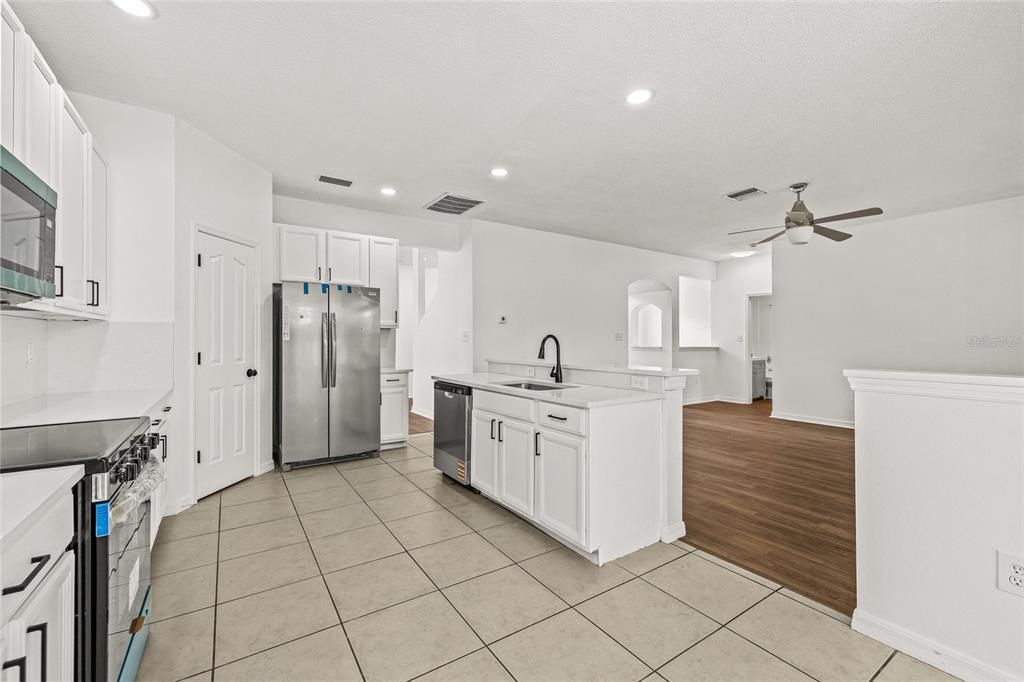 En Venta: $479,900 (4 camas, 3 baños, 2439 Pies cuadrados)