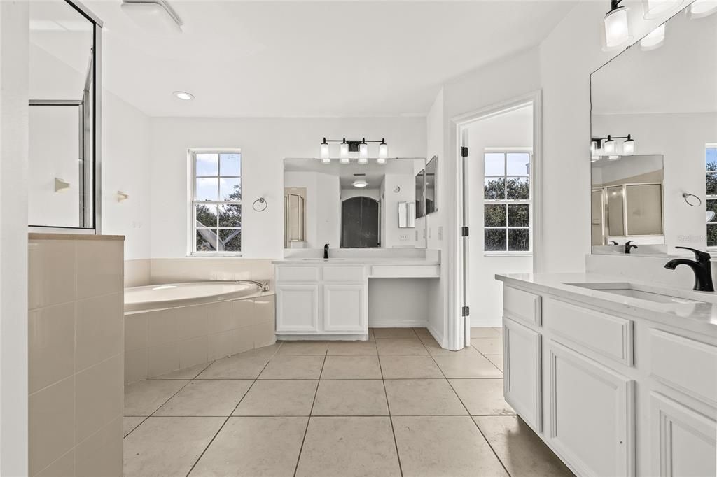 En Venta: $479,900 (4 camas, 3 baños, 2439 Pies cuadrados)