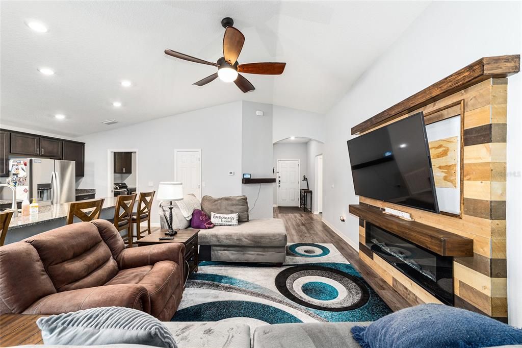 For Sale: $335,000 (4 beds, 2 baths, 1710 Square Feet)