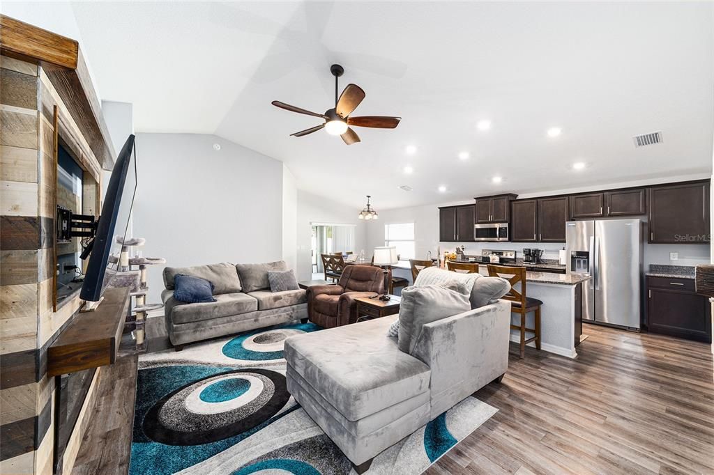 For Sale: $335,000 (4 beds, 2 baths, 1710 Square Feet)