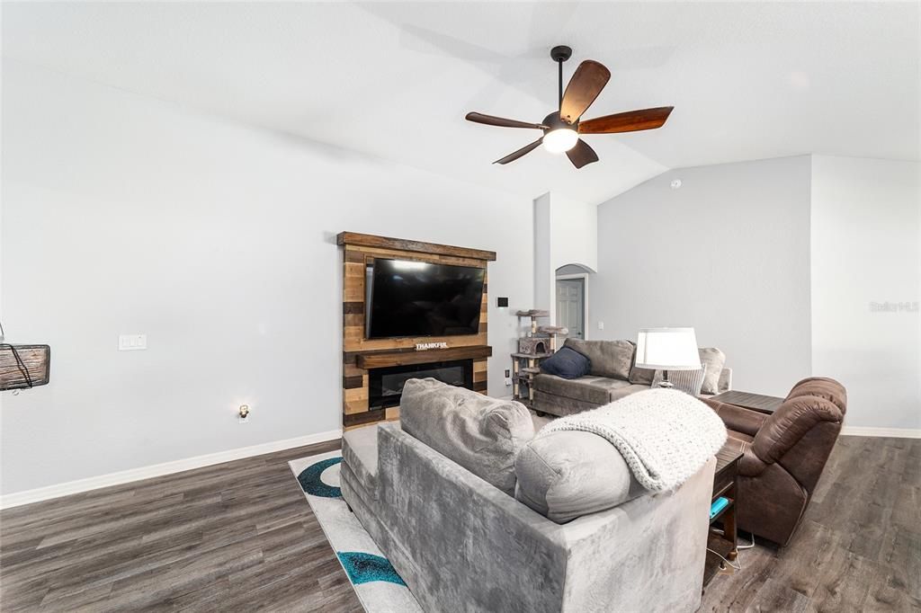 For Sale: $335,000 (4 beds, 2 baths, 1710 Square Feet)