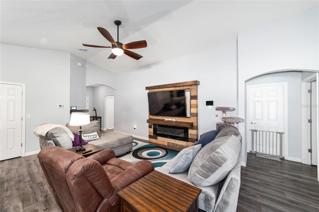 For Sale: $335,000 (4 beds, 2 baths, 1710 Square Feet)