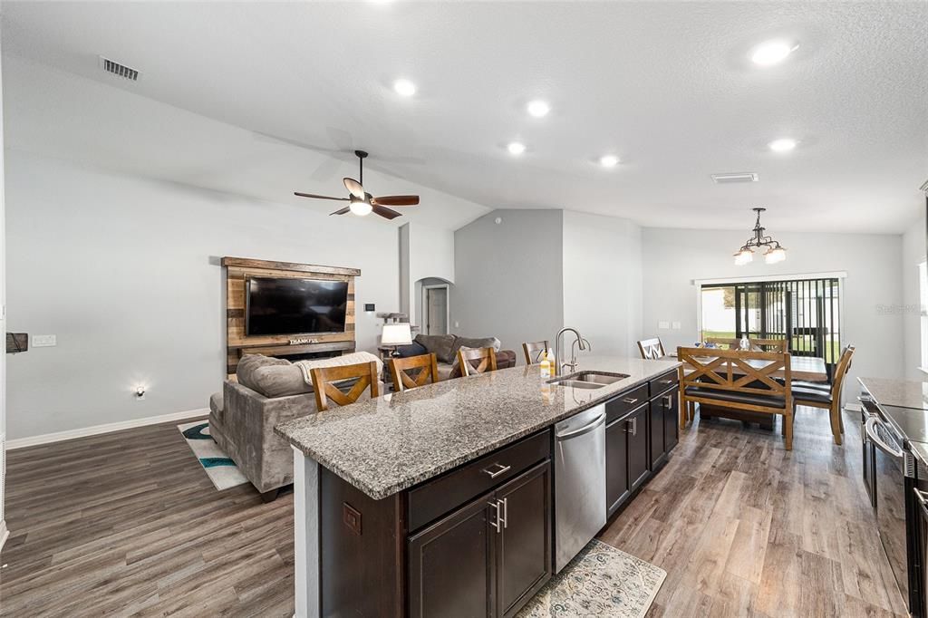 For Sale: $335,000 (4 beds, 2 baths, 1710 Square Feet)