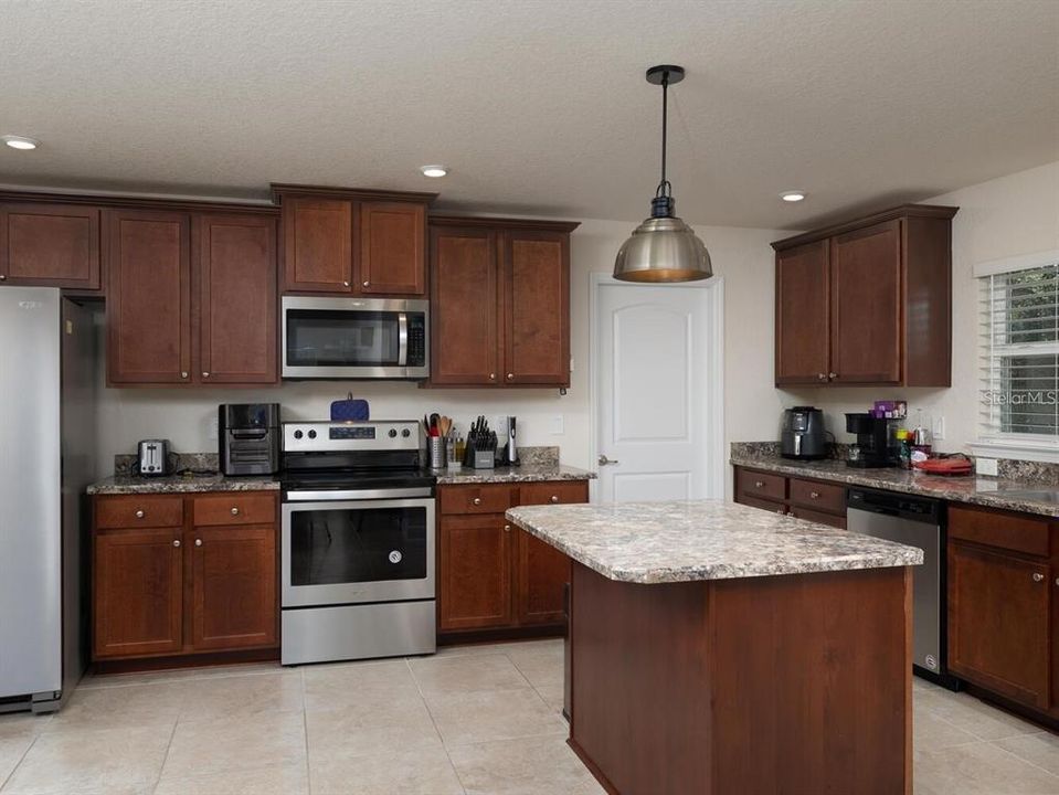 For Sale: $465,000 (4 beds, 3 baths, 3000 Square Feet)