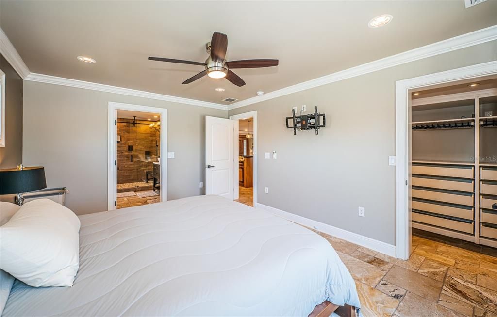 合同活跃: $895,000 (3 贝兹, 2 浴室, 1930 平方英尺)