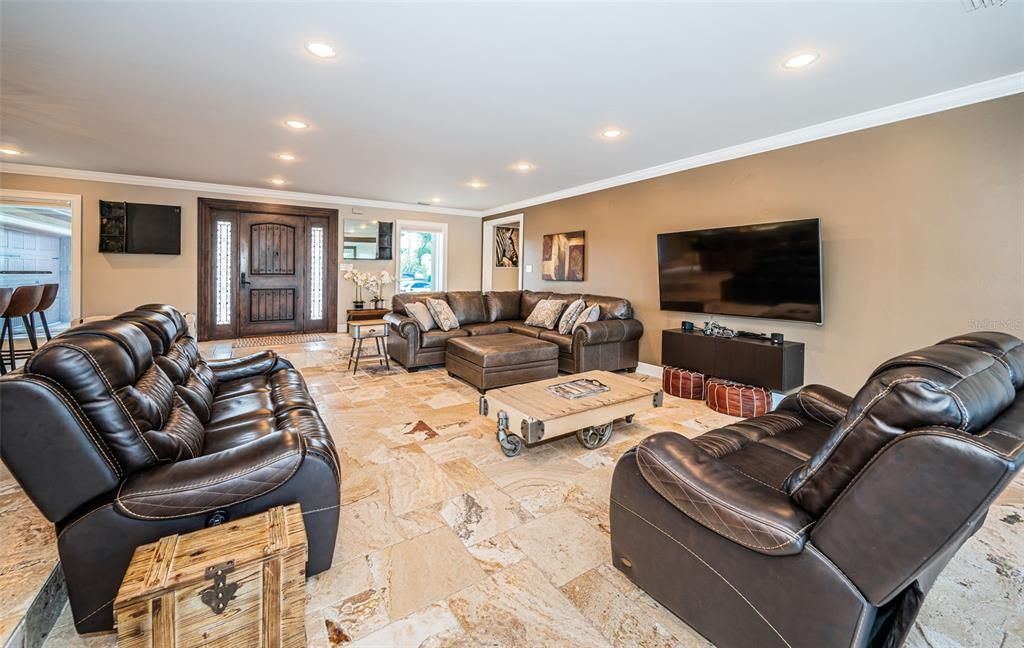 合同活跃: $895,000 (3 贝兹, 2 浴室, 1930 平方英尺)