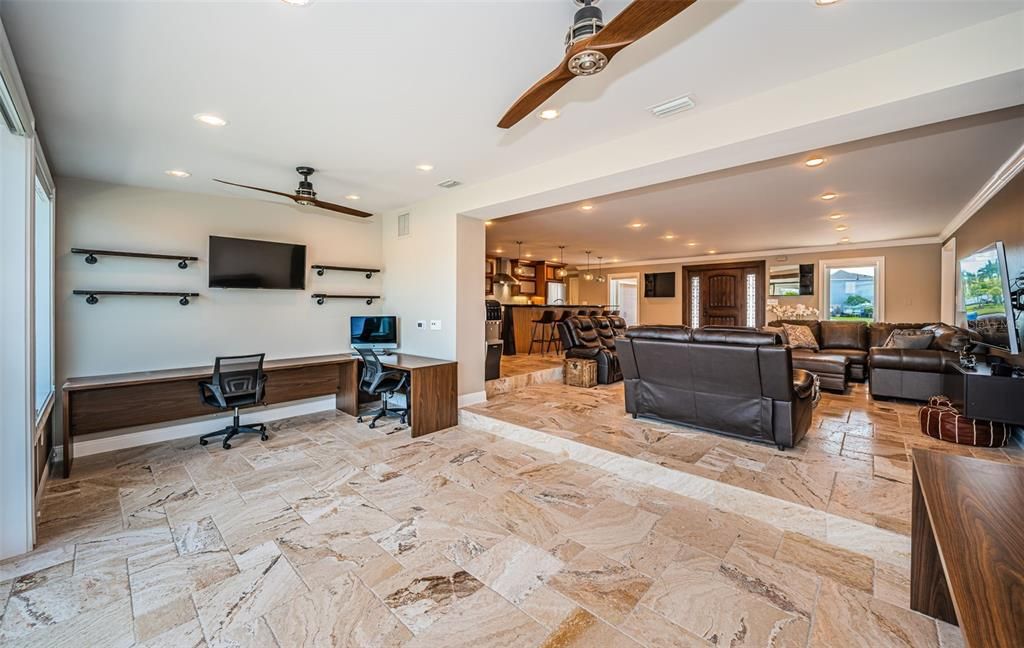 合同活跃: $895,000 (3 贝兹, 2 浴室, 1930 平方英尺)