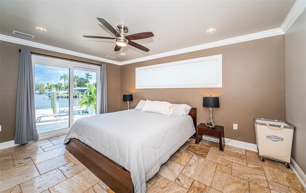 合同活跃: $895,000 (3 贝兹, 2 浴室, 1930 平方英尺)