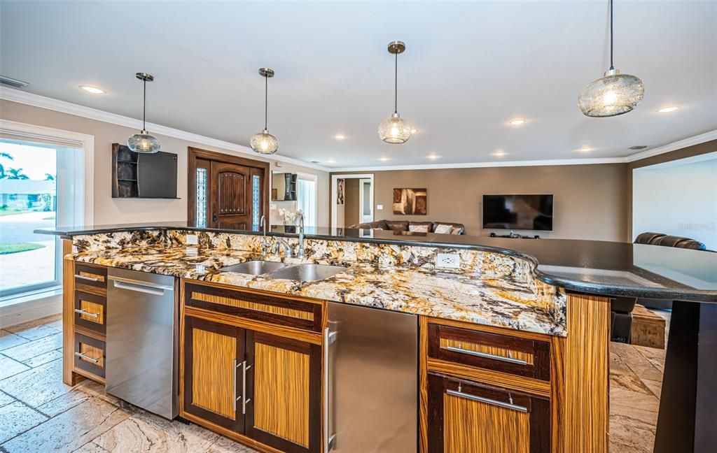 合同活跃: $895,000 (3 贝兹, 2 浴室, 1930 平方英尺)