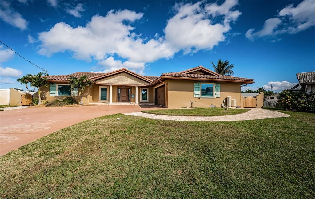 合同活跃: $895,000 (3 贝兹, 2 浴室, 1930 平方英尺)