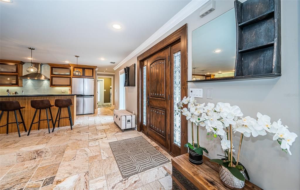 合同活跃: $895,000 (3 贝兹, 2 浴室, 1930 平方英尺)