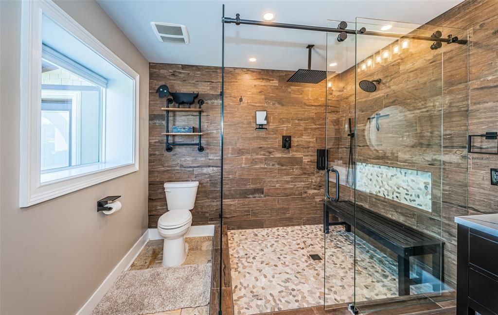 合同活跃: $895,000 (3 贝兹, 2 浴室, 1930 平方英尺)