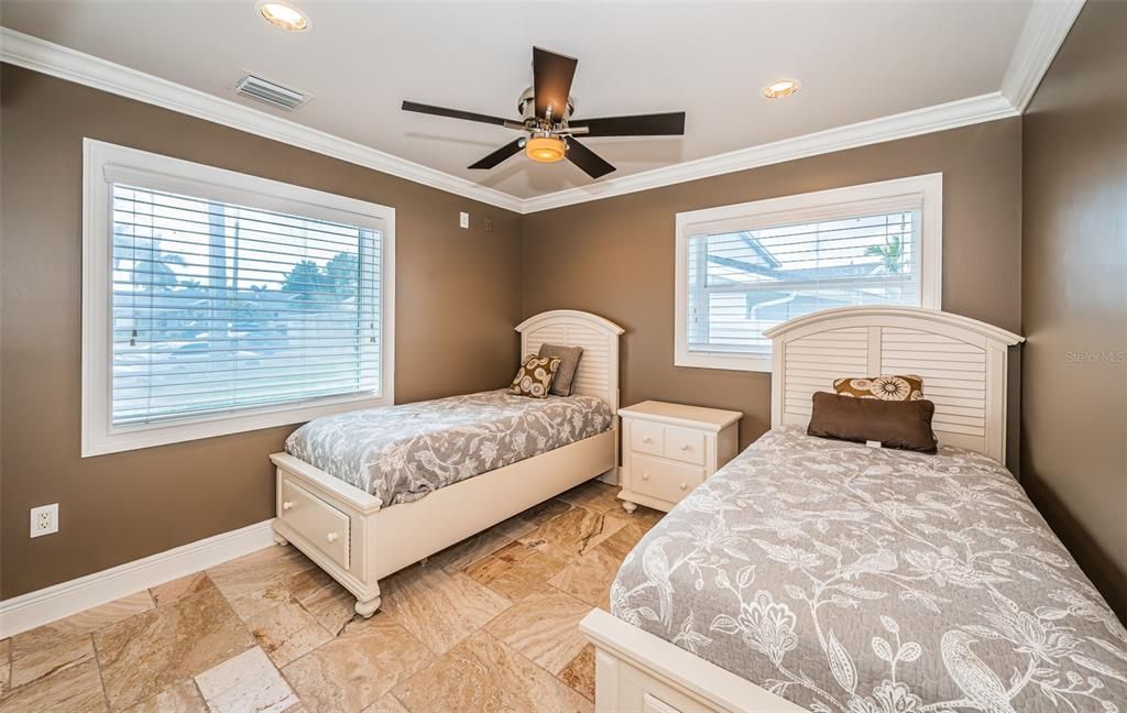 合同活跃: $895,000 (3 贝兹, 2 浴室, 1930 平方英尺)