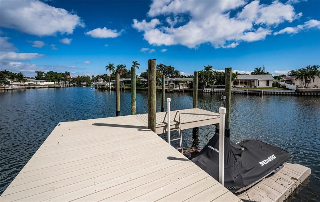 合同活跃: $895,000 (3 贝兹, 2 浴室, 1930 平方英尺)