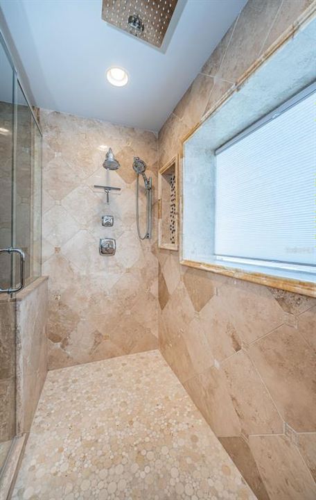 合同活跃: $895,000 (3 贝兹, 2 浴室, 1930 平方英尺)