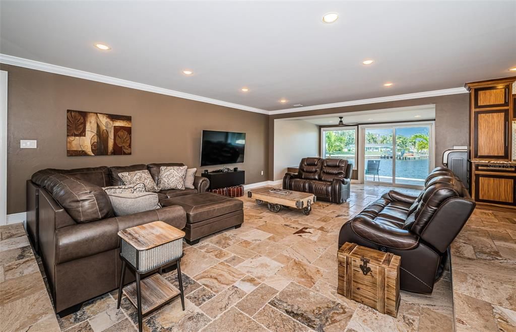 合同活跃: $895,000 (3 贝兹, 2 浴室, 1930 平方英尺)